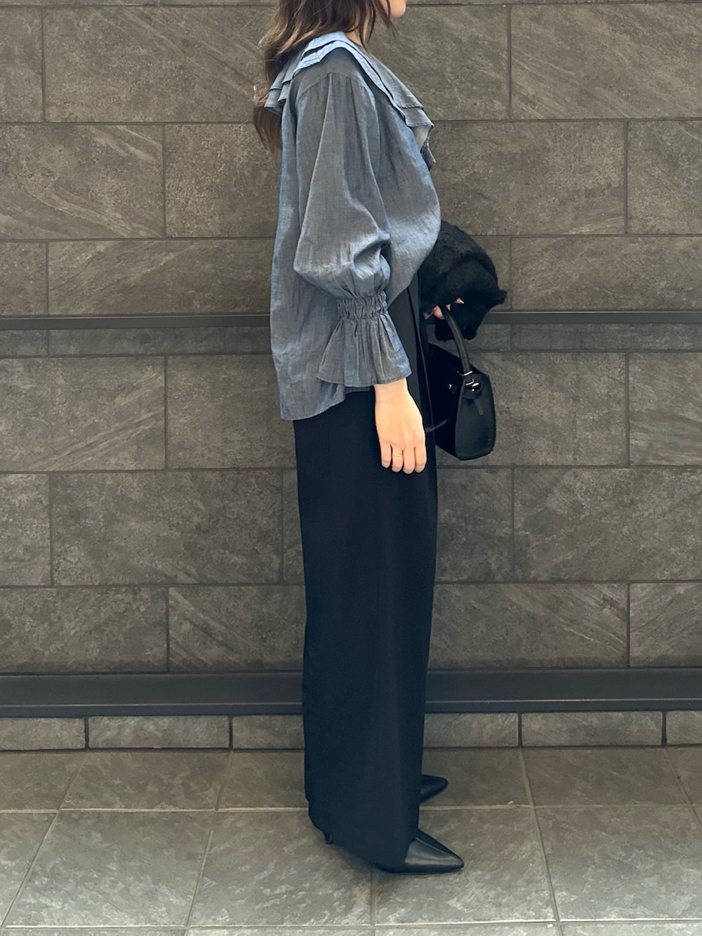 ブルー系のシャツ/ブラウス、ブラック系のその他パンツ、ブラック系のカーディガン/ボレロを着用したレディースの冬コーディネートの3枚目の写真