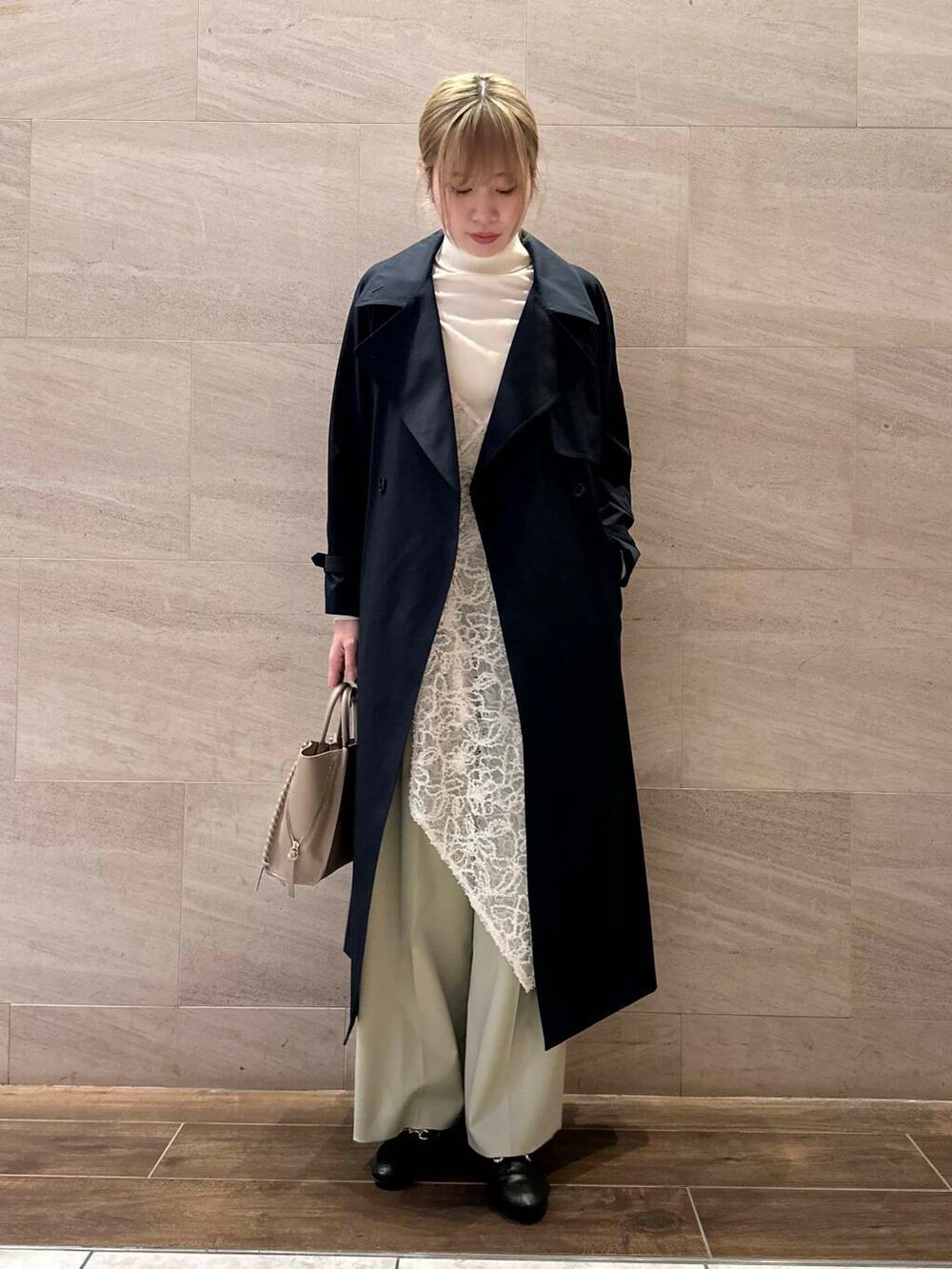 グリーン系のその他パンツ、ベージュ系のショルダーバッグ、ホワイト系のニット/セーターを着用したレディースの冬コーディネートの2枚目の写真