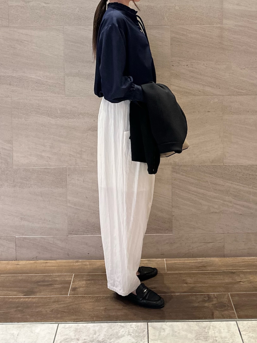 ブルー系のシャツ/ブラウスを着用したレディースの春コーディネートの3枚目の写真