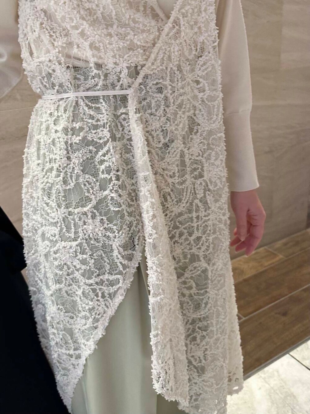 グリーン系のその他パンツ、ベージュ系のショルダーバッグ、ホワイト系のニット/セーターを着用したレディースの冬コーディネートの7枚目の写真