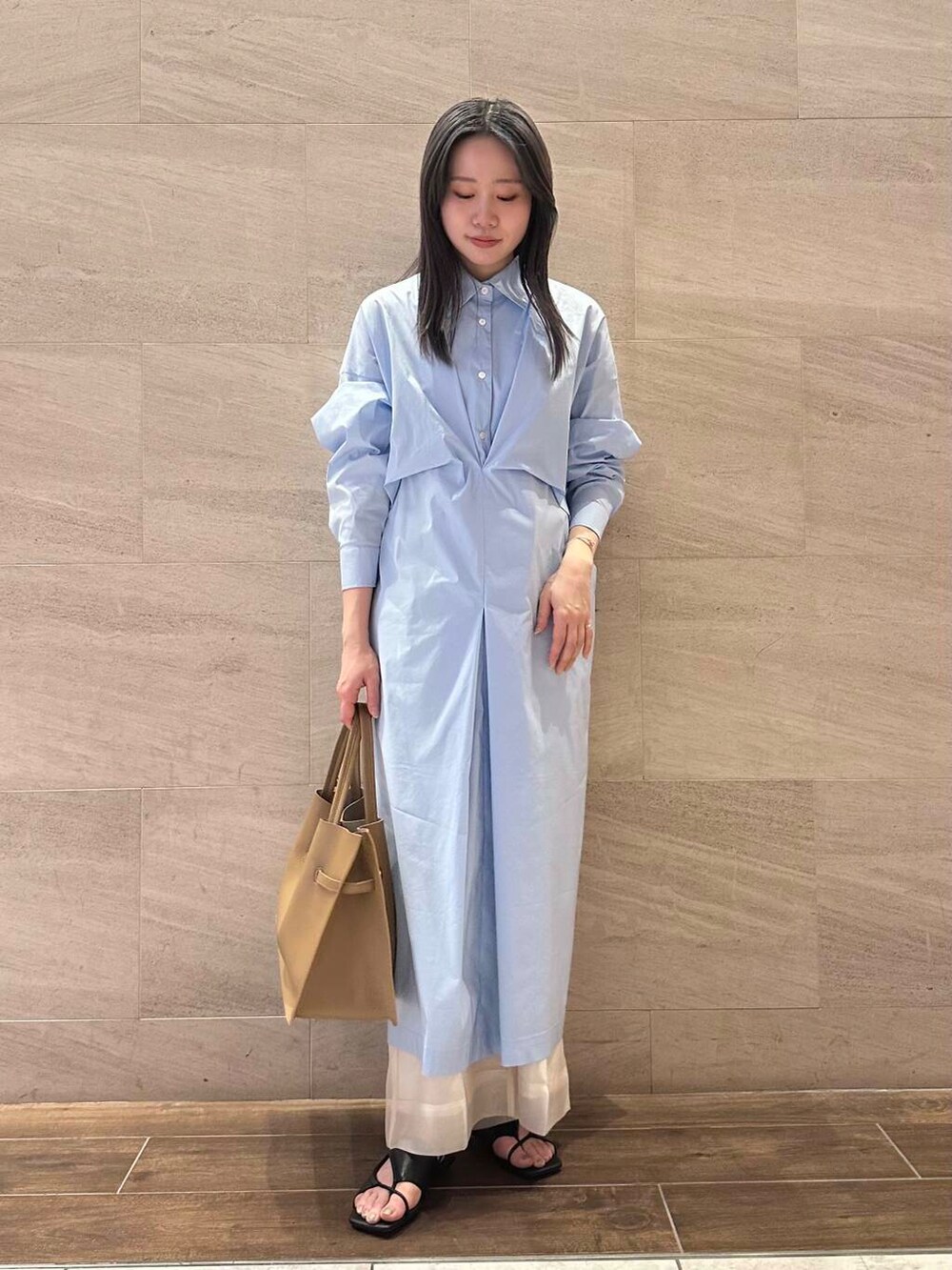 ホワイト系のその他パンツ、ブラウン系のトートバッグを着用したレディースの春コーディネートの3枚目の写真