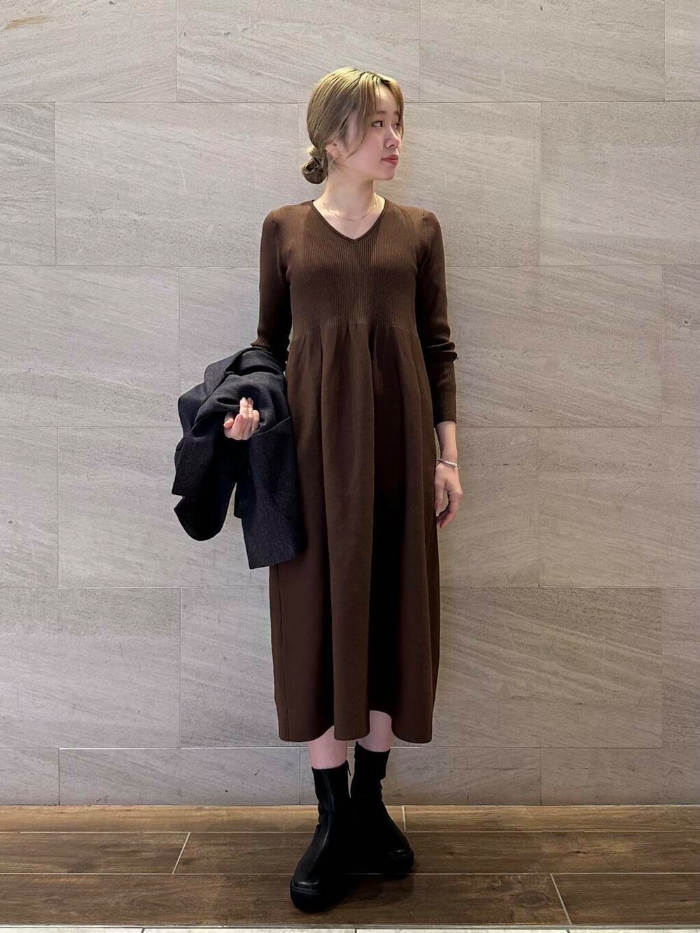 ブラック系のブーツ、ブルー系のその他アウター、ブラウン系のワンピースを着用したレディースの冬コーディネートの5枚目の写真