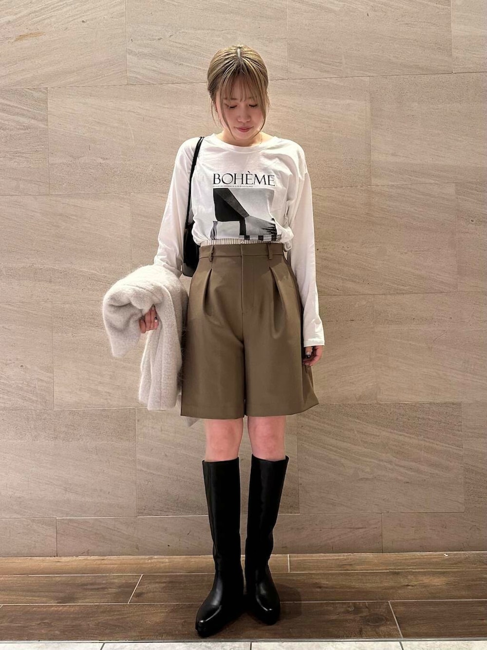 ブラック系のトートバッグ、ブラック系のブーツ、ブラウン系のその他パンツを着用したレディースの秋コーディネートの5枚目の写真