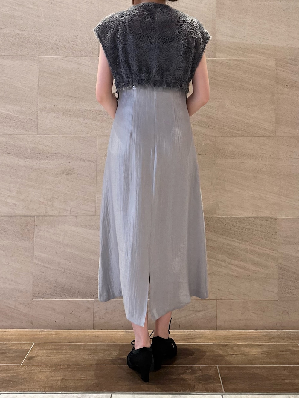 ブルー系のワンピース、ブラック系のハンドバッグ、ブラック系のパンプスを着用したレディースの夏コーディネートの5枚目の写真