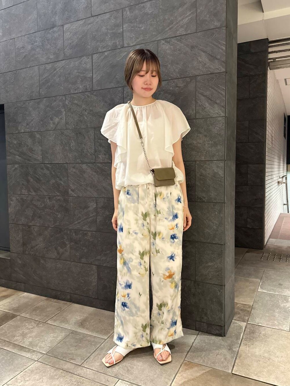 ホワイト系のシャツ/ブラウス、その他のその他パンツ、グリーン系のショルダーバッグを着用したレディースの夏コーディネートの2枚目の写真