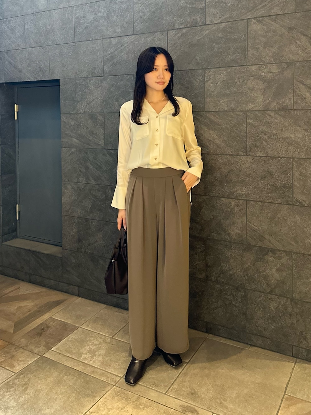ホワイト系のシャツ/ブラウス、ブラウン系のその他パンツ、ベージュ系のその他アウターを着用したレディースの秋コーディネートの3枚目の写真