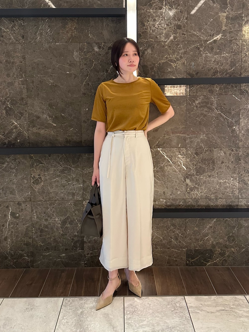 イエロー系のTシャツ/カットソー、ホワイト系のその他パンツ、ホワイト系のヘアゴムを着用したレディースの夏コーディネートの2枚目の写真