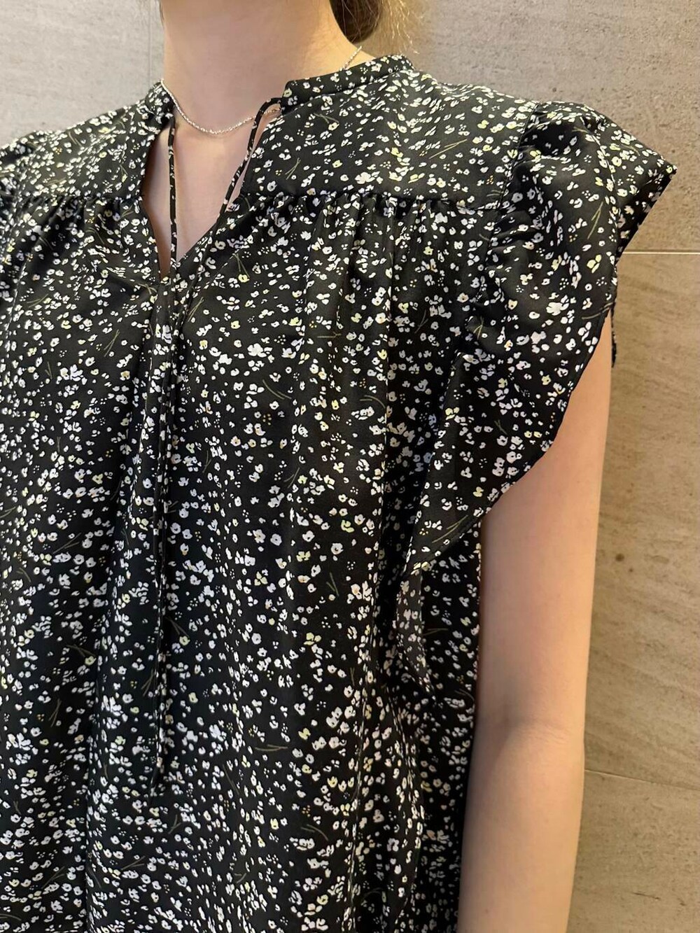 ブラウン系のその他パンツ、ブラック系のシャツ/ブラウス、ブラック系のショルダーバッグを着用したレディースの春コーディネートの6枚目の写真