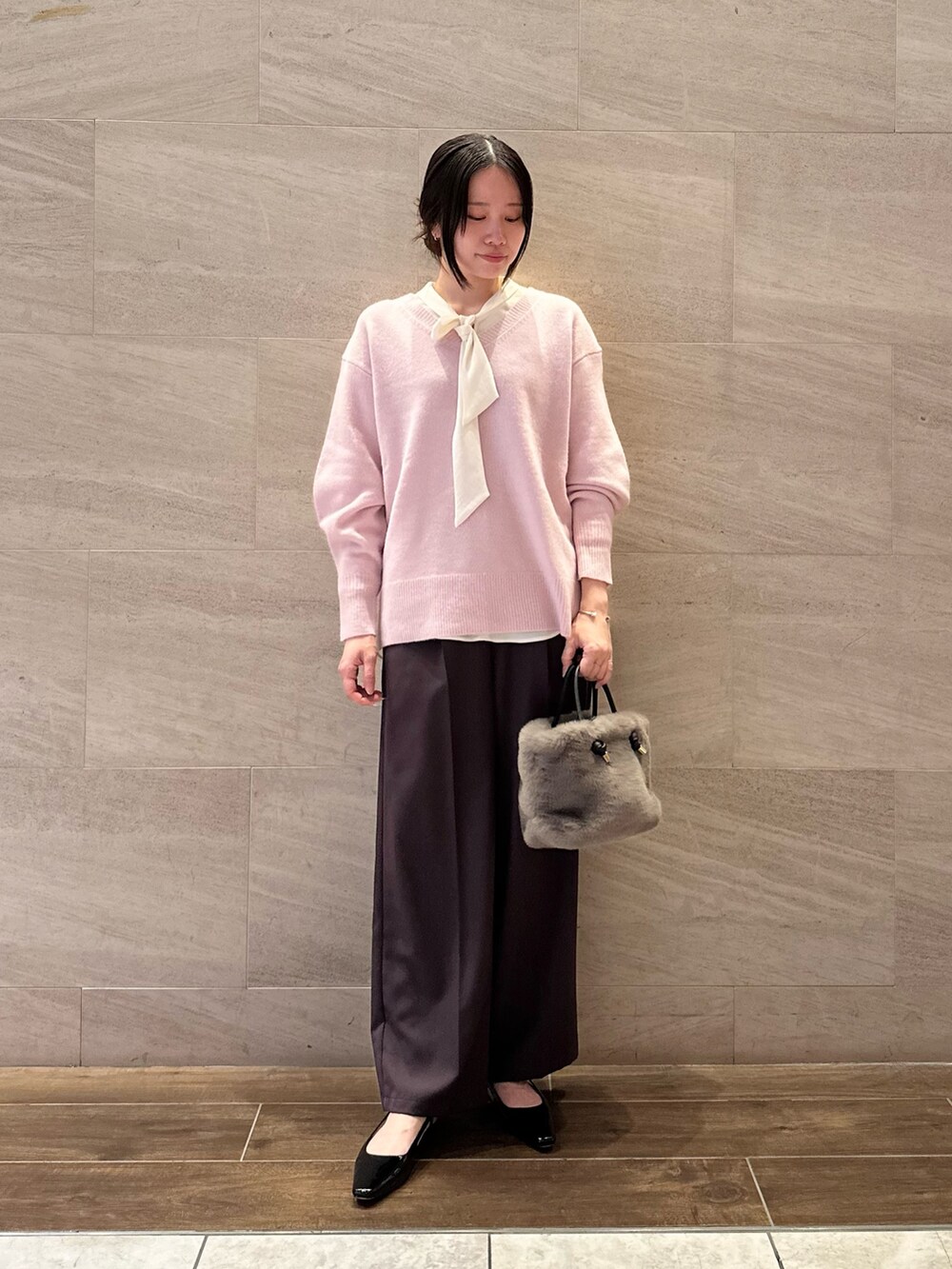 ホワイト系のシャツ/ブラウス、ピンク系のニット/セーター、レッド系のその他パンツを着用したレディースの秋コーディネートの2枚目の写真