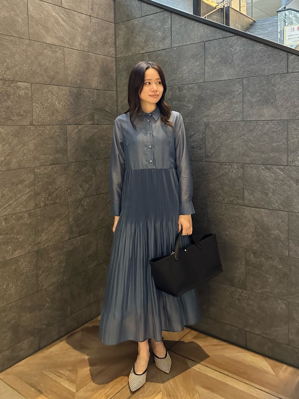 ブルー系のワンピース、ブラック系のパンプスを着用したレディースの冬コーディネートの4枚目の写真