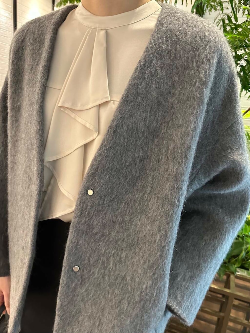 ブラック系のその他パンツ、ホワイト系のシャツ/ブラウス、グレー系のノーカラージャケットを着用したレディースの冬コーディネートの5枚目の写真