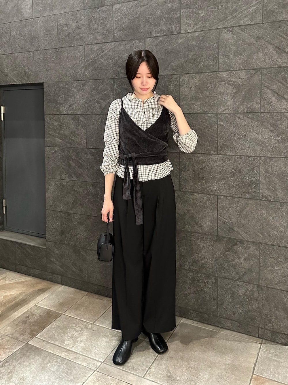 ホワイト系のシャツ/ブラウス、ブラック系のその他パンツ、グレー系のキャミソールを着用したレディースの秋コーディネートの2枚目の写真