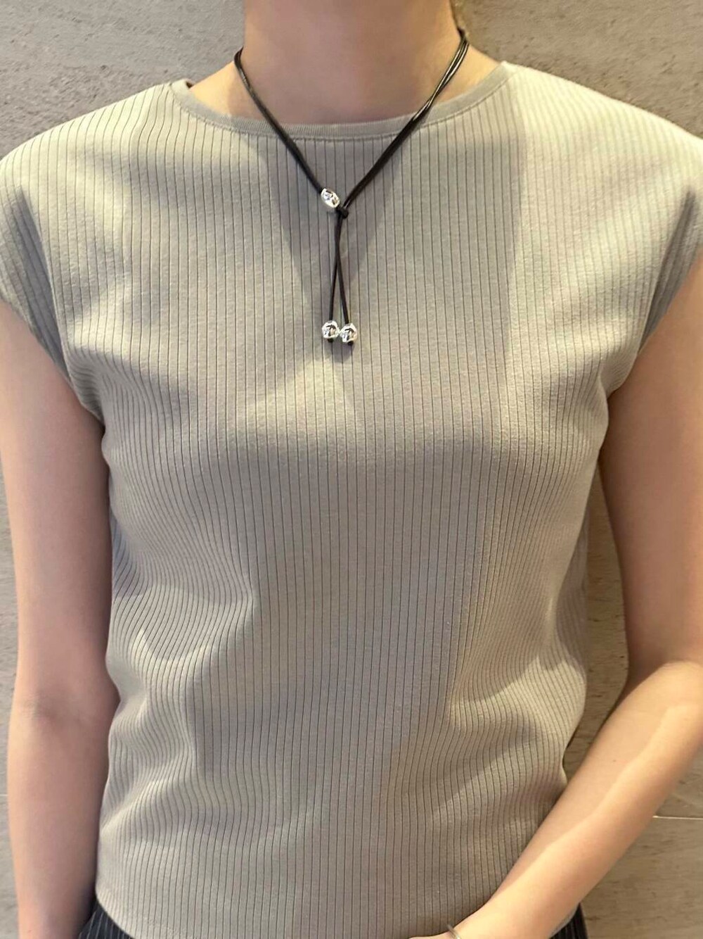 ベージュ系のTシャツ/カットソー、その他のその他パンツ、ブラック系のネックレスを着用したレディースの夏コーディネートの7枚目の写真