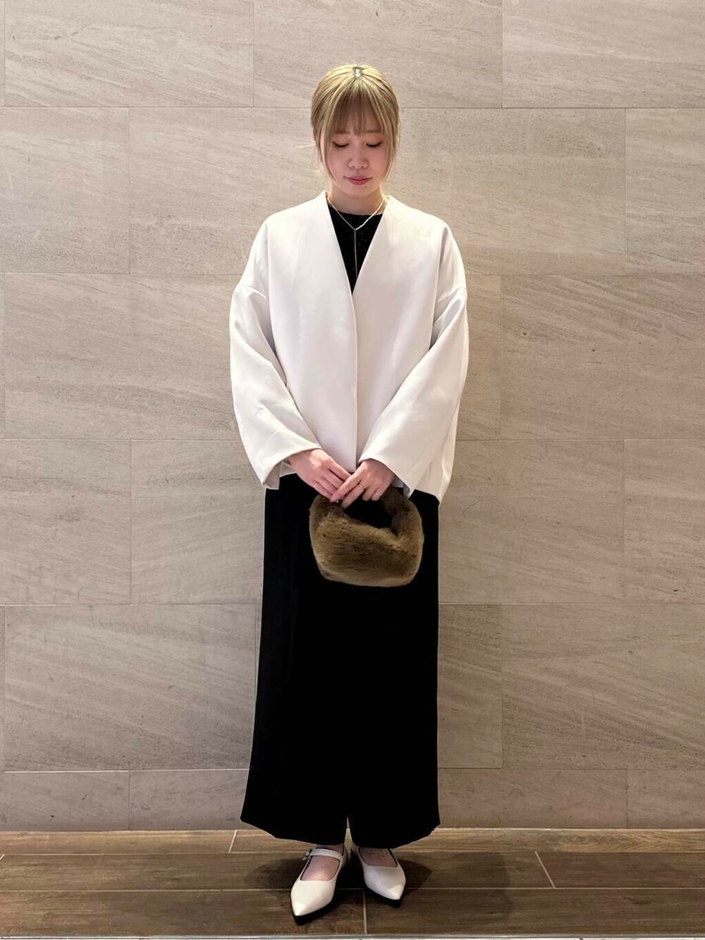 ブラック系のシャツ/ブラウス、ブラック系のサロペット/オーバーオール、ベージュ系のその他アウターを着用したレディースの冬コーディネートの2枚目の写真