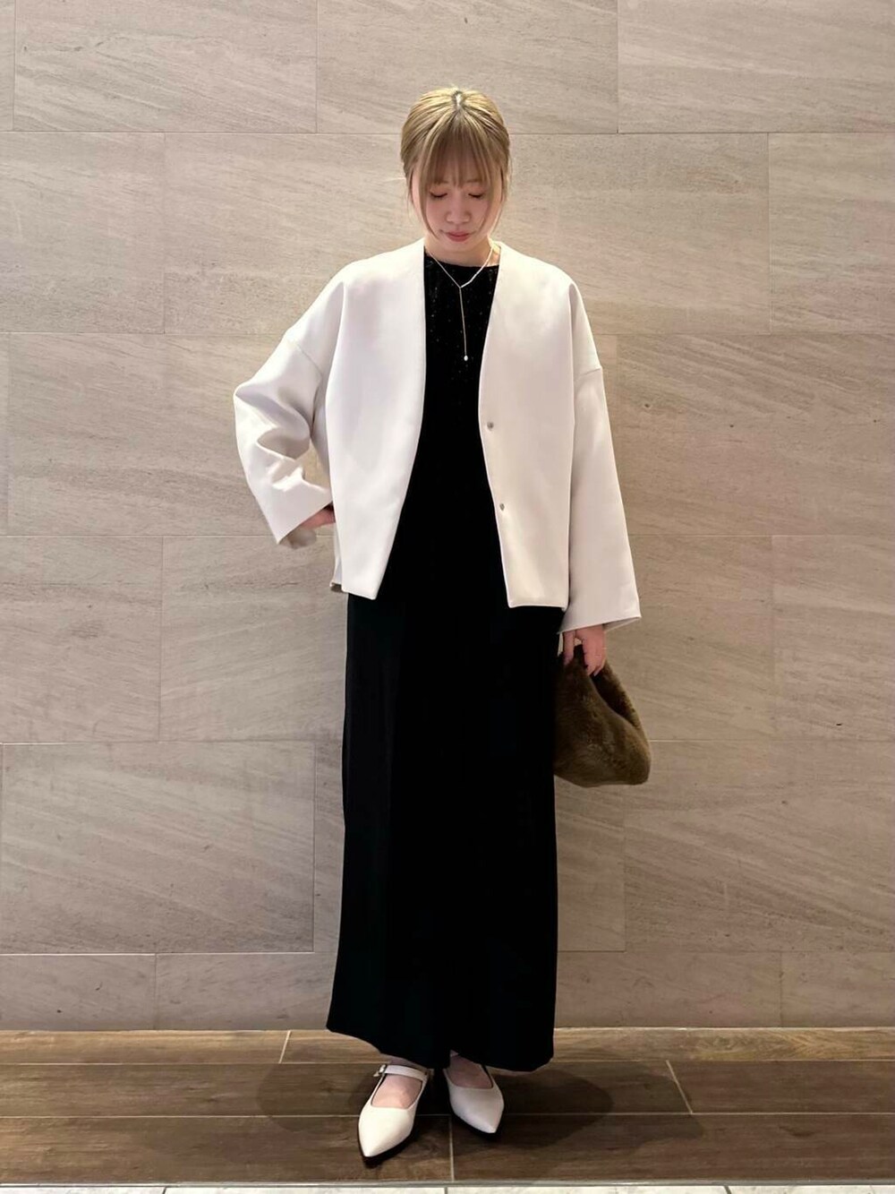 ブラック系のシャツ/ブラウス、ブラック系のサロペット/オーバーオール、ベージュ系のその他アウターを着用したレディースの冬コーディネートの3枚目の写真