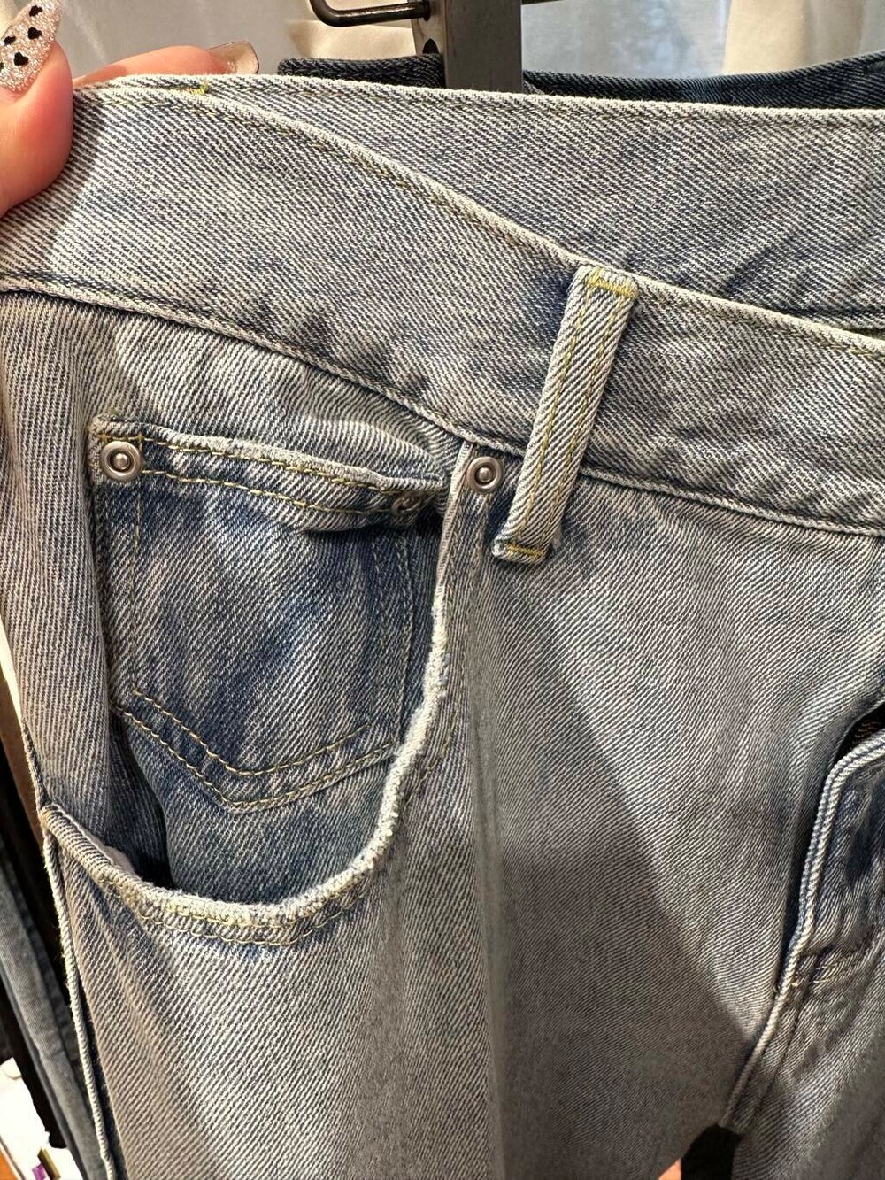 ホワイト系のサンダル、ブラウン系のシャツ/ブラウス、ブルー系のデニムパンツを着用したレディースの夏コーディネートの7枚目の写真