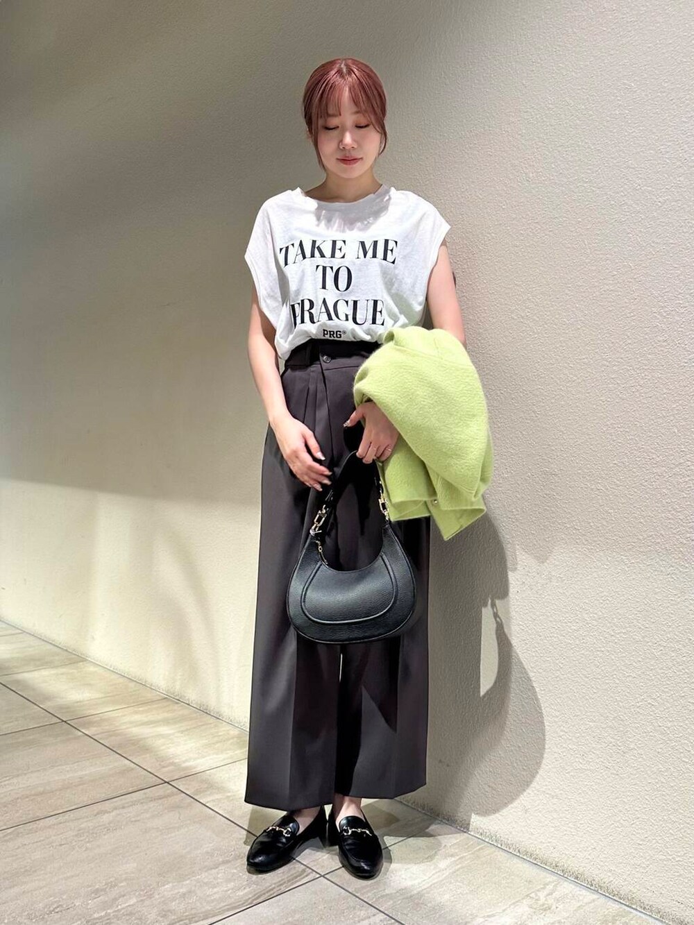 ブラック系のローファー、ホワイト系のTシャツ/カットソー、グレー系のその他パンツを着用したレディースの秋コーディネートの5枚目の写真