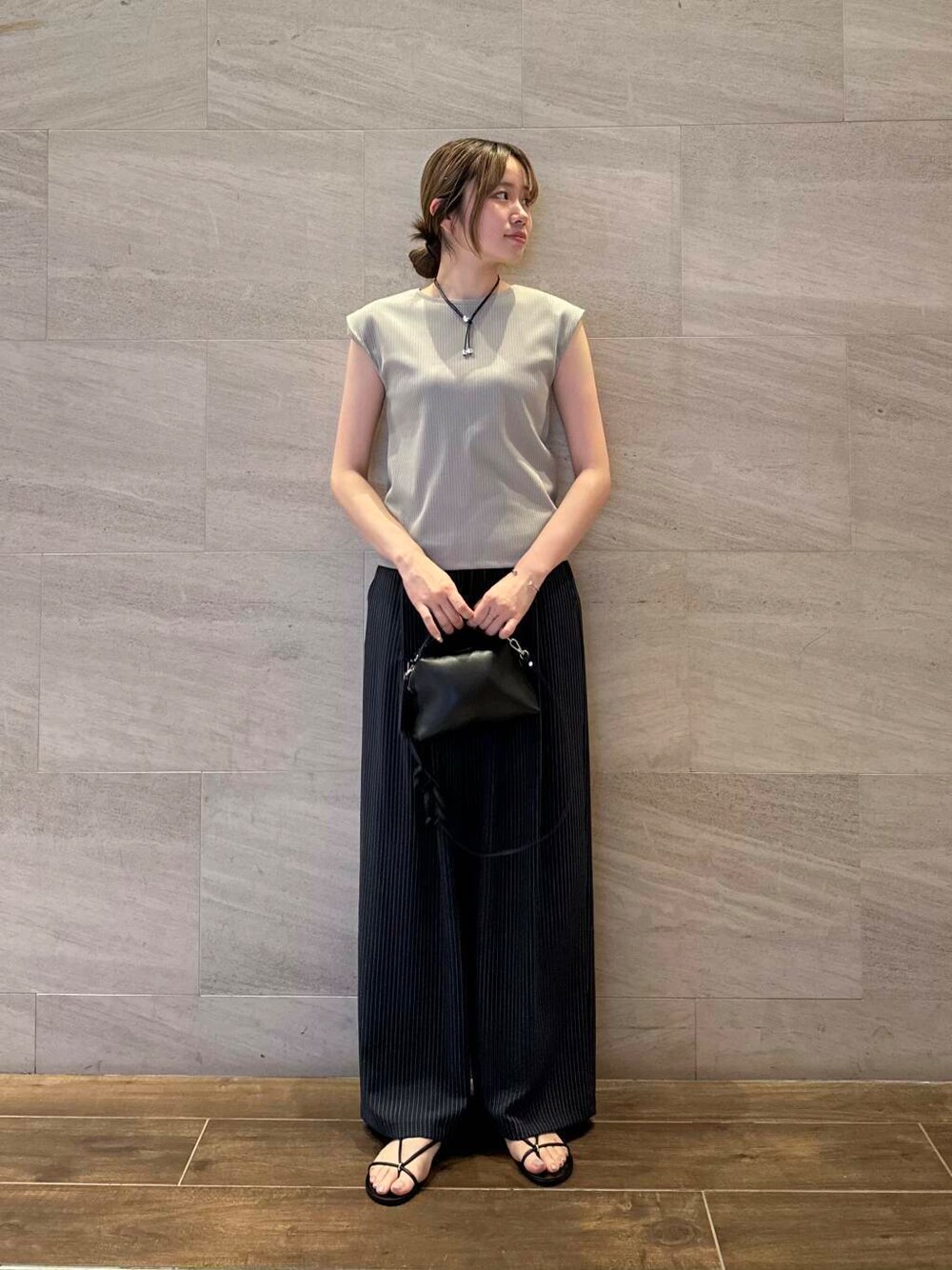 ベージュ系のTシャツ/カットソー、その他のその他パンツ、ブラック系のネックレスを着用したレディースの夏コーディネートの5枚目の写真