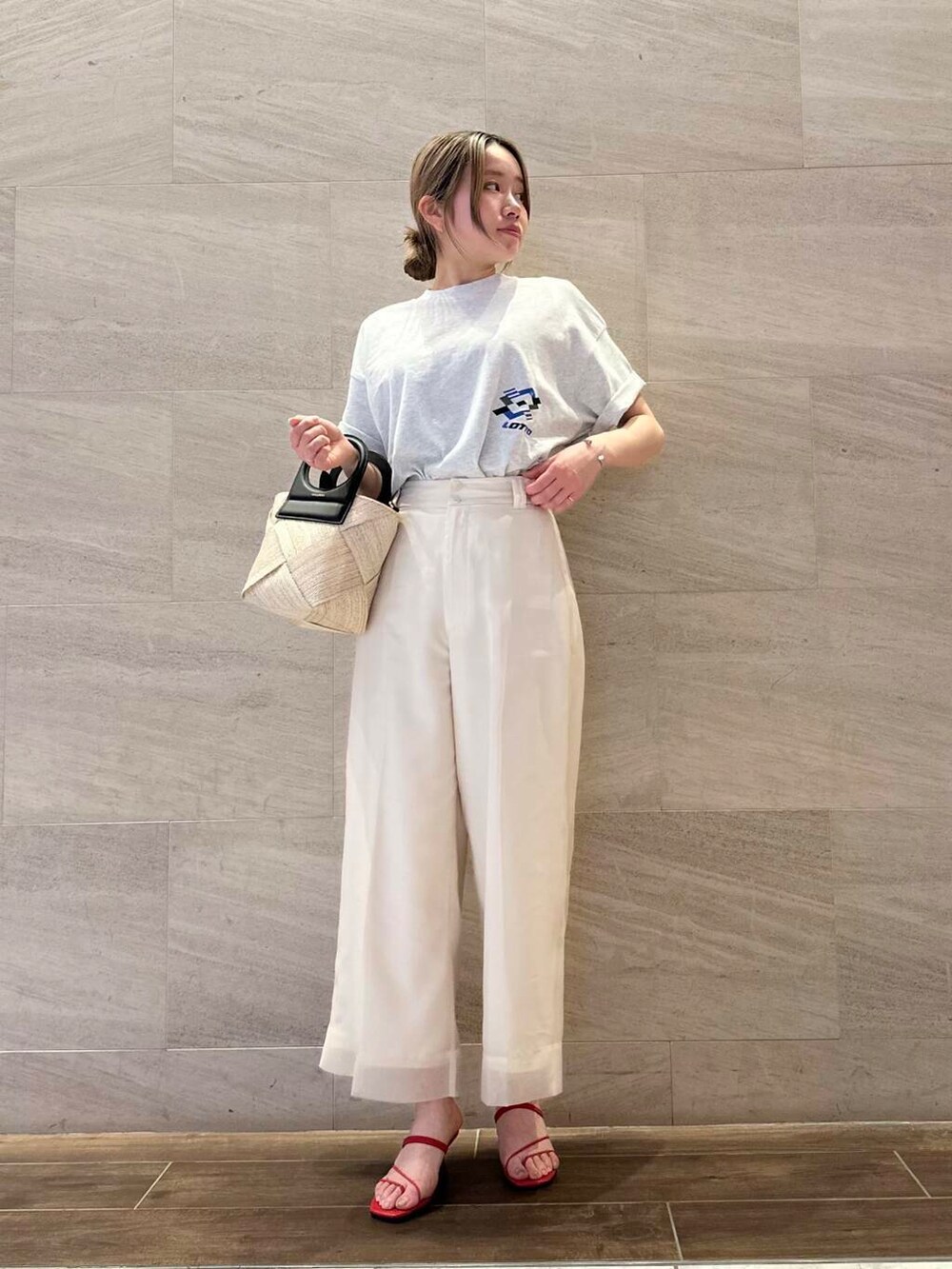 ベージュ系のショルダーバッグ、ホワイト系のその他パンツ、グレー系のTシャツ/カットソーを着用したレディースの春コーディネートの2枚目の写真