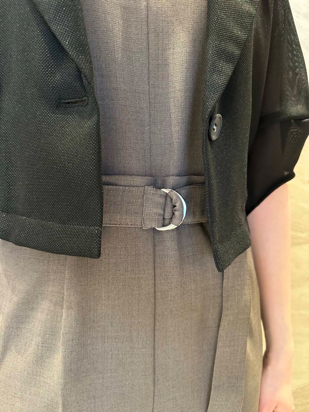 イエロー系のハンドバッグ、ブラック系のその他アウター、ブラウン系のサロペット/オーバーオールを着用したレディースの春コーディネートの5枚目の写真