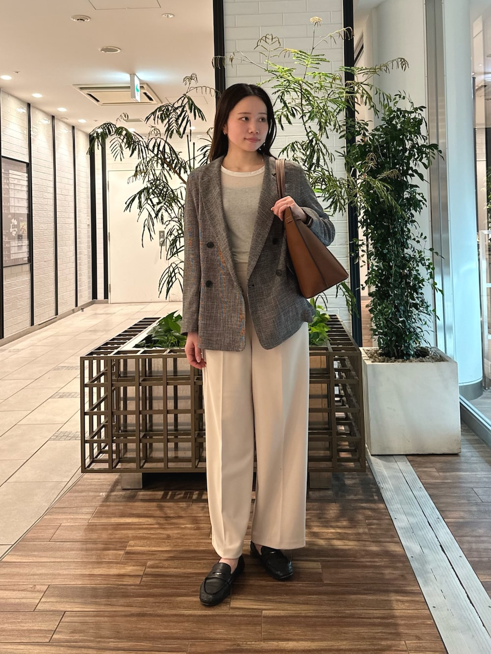 ホワイト系のその他アウター、ベージュ系のTシャツ/カットソー、ベージュ系のその他パンツを着用したレディースの春コーディネートの2枚目の写真