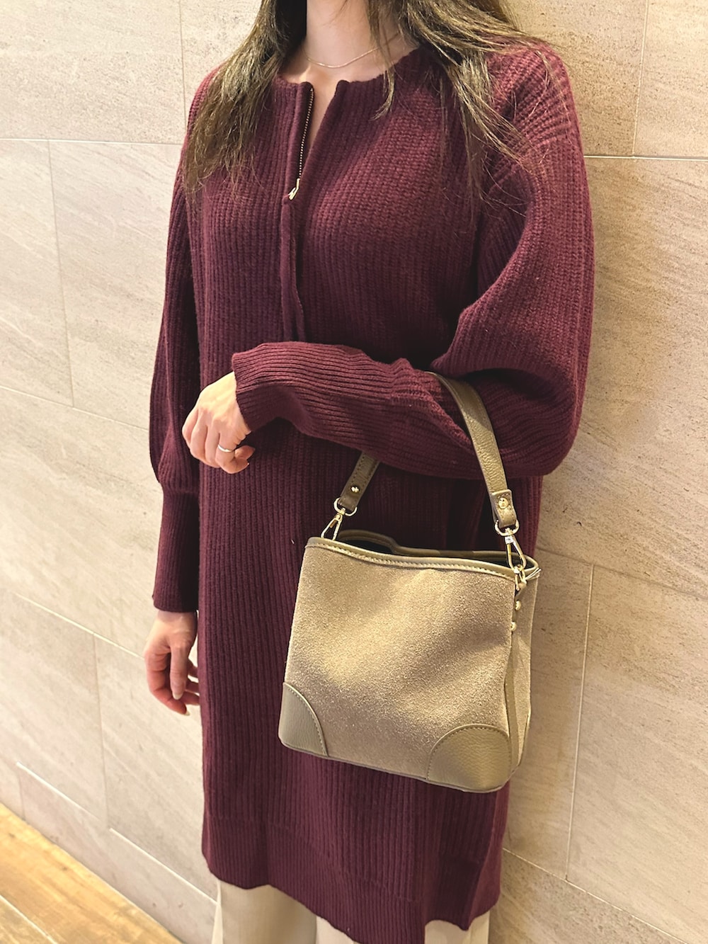 レッド系のワンピース、ベージュ系のその他パンツ、シルバー系のパンプスを着用したレディースの秋コーディネートの5枚目の写真