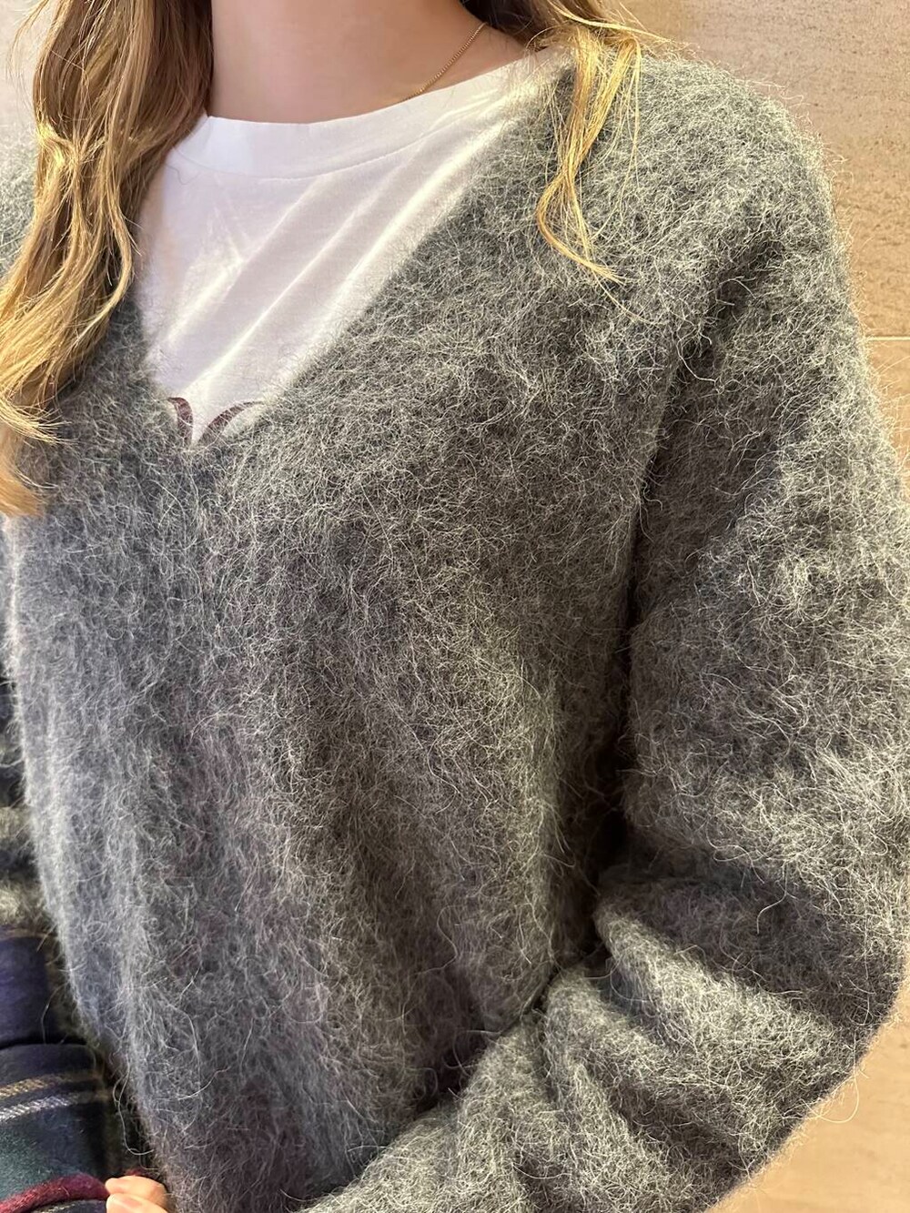 ブラック系のブーツ、グレー系のニット/セーター、ホワイト系のその他パンツを着用したレディースの秋コーディネートの5枚目の写真