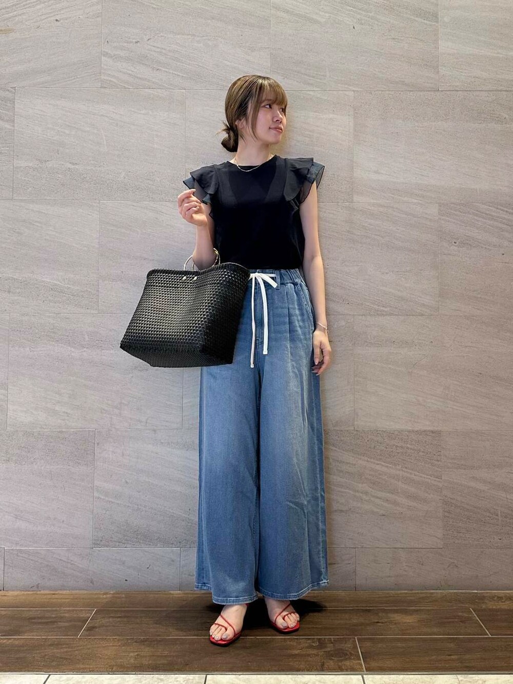 ブルー系のデニムパンツ、ブルー系のTシャツ/カットソーを着用したレディースの夏コーディネートの3枚目の写真