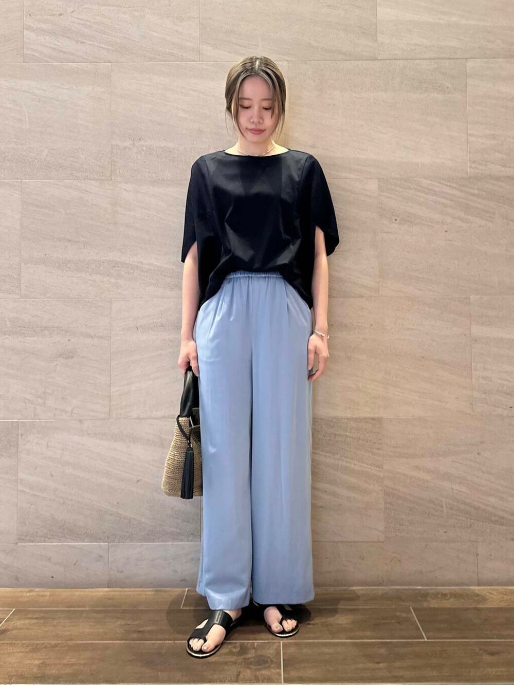 ブラウン系のかごバッグ、ブルー系のその他パンツ、ブルー系のTシャツ/カットソーを着用したレディースの春コーディネートの5枚目の写真