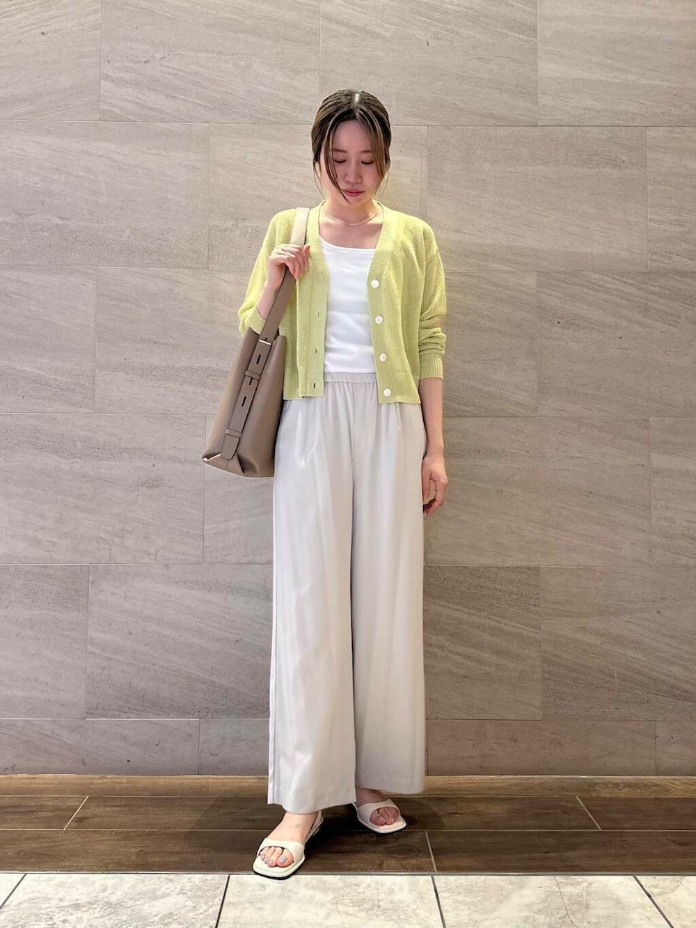 ベージュ系のその他パンツ、ホワイト系のサンダル、ベージュ系のトートバッグを着用したレディースの春コーディネートの3枚目の写真