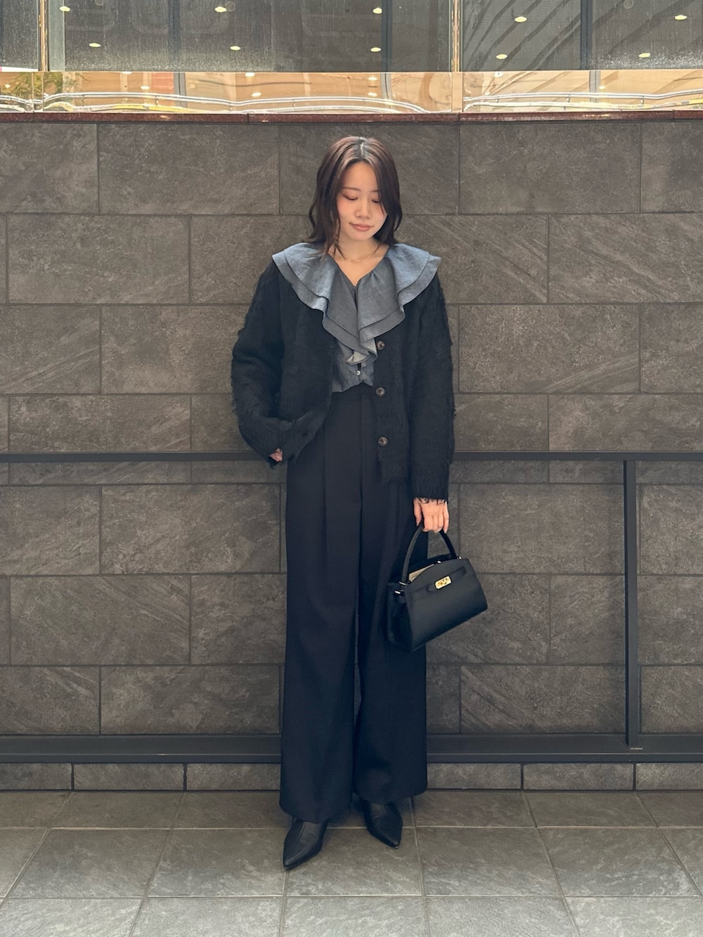 ブルー系のシャツ/ブラウス、ブラック系のその他パンツ、ブラック系のカーディガン/ボレロを着用したレディースの冬コーディネートの5枚目の写真