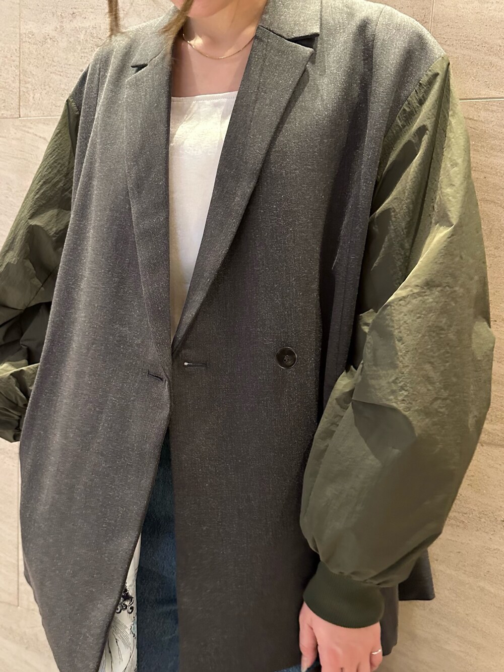 グレー系のその他アウター、ホワイト系のその他トップス、ブルー系のデニムパンツを着用したレディースの秋コーディネートの7枚目の写真