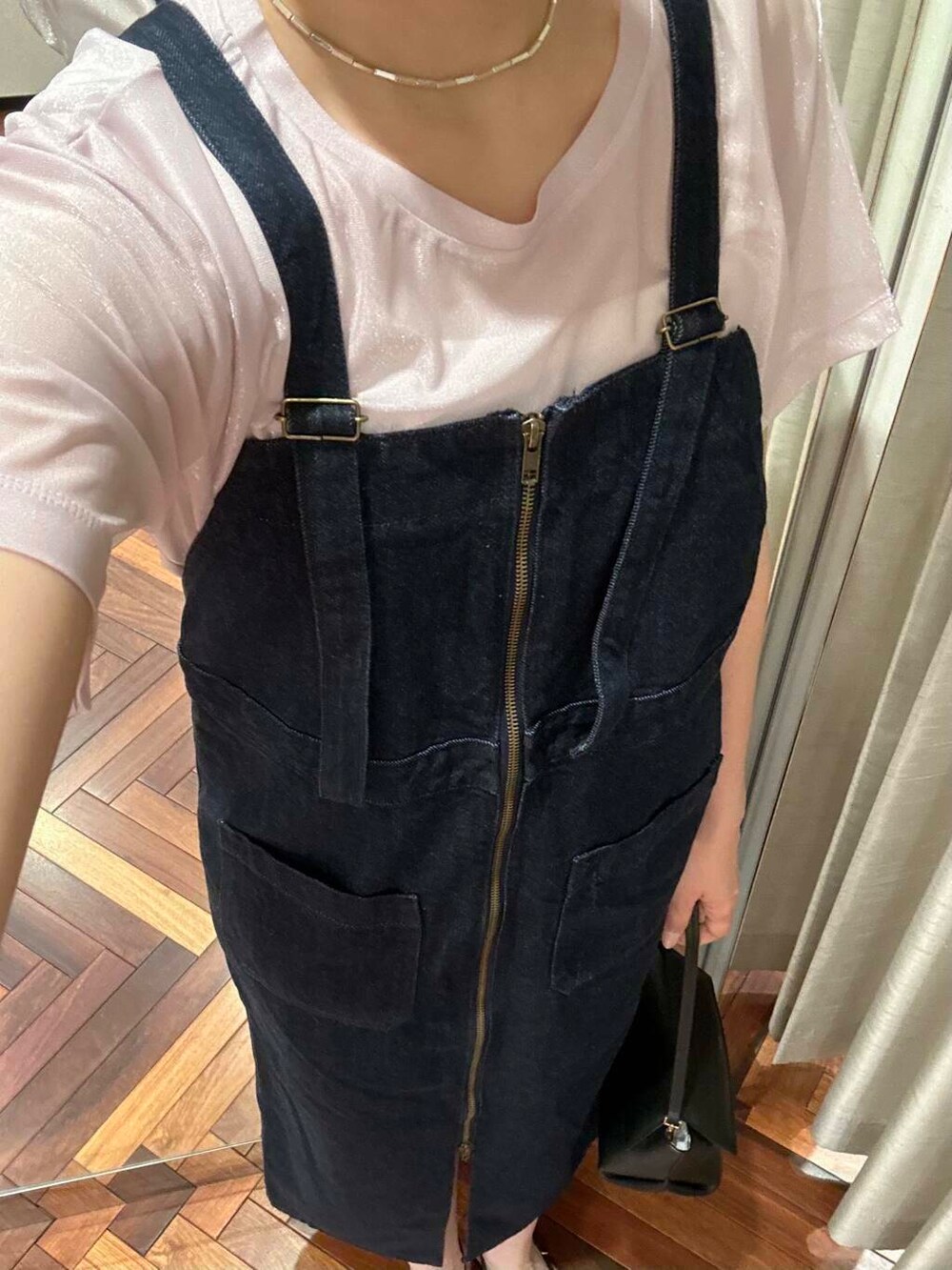 ブルー系のワンピース、ピンク系のTシャツ/カットソー、シルバー系のリングを着用したレディースの夏コーディネートの3枚目の写真