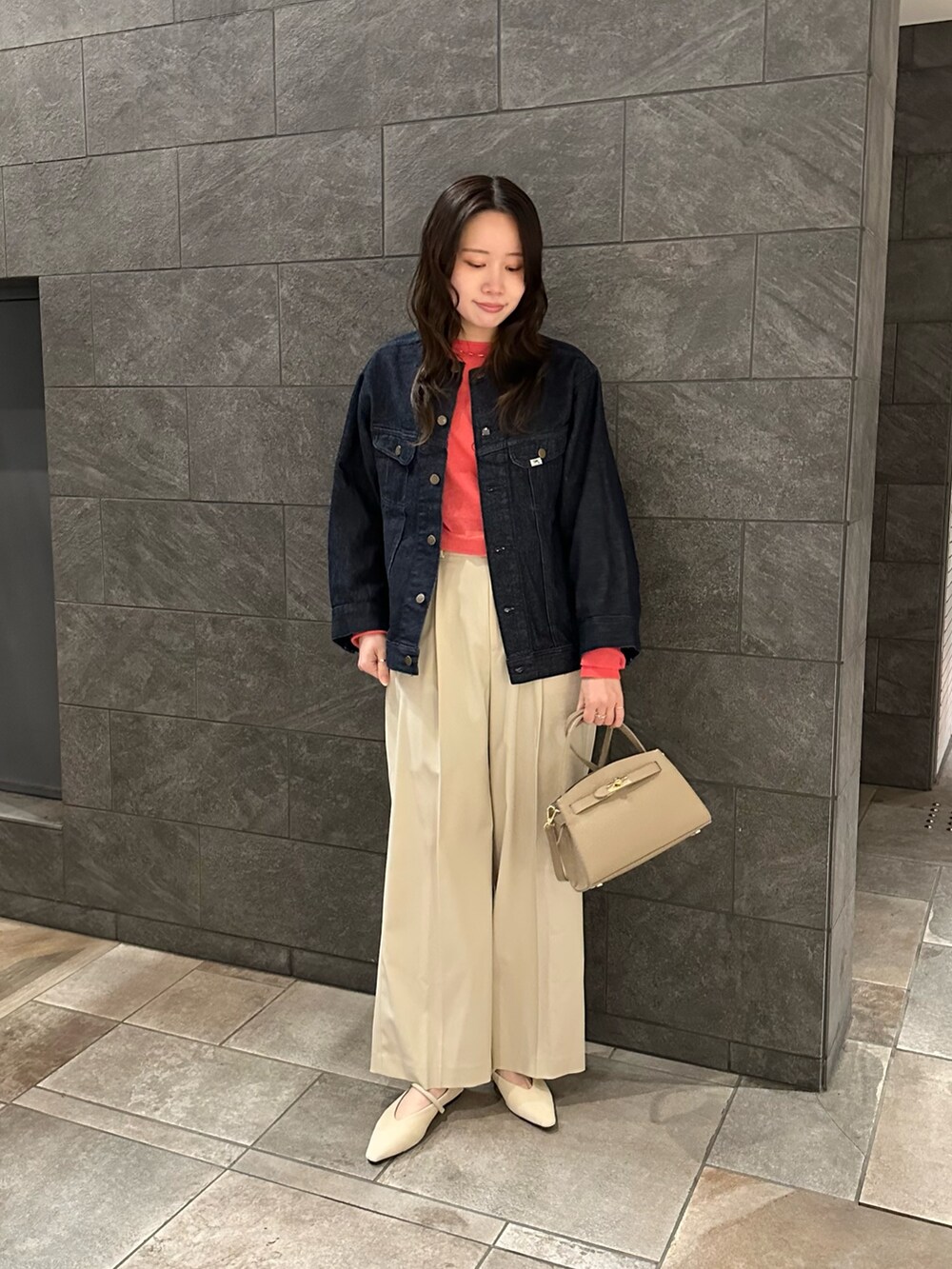 ブルー系のデニムジャケット、ベージュ系のその他パンツ、ピンク系のニット/セーターを着用したレディースの冬コーディネートの6枚目の写真