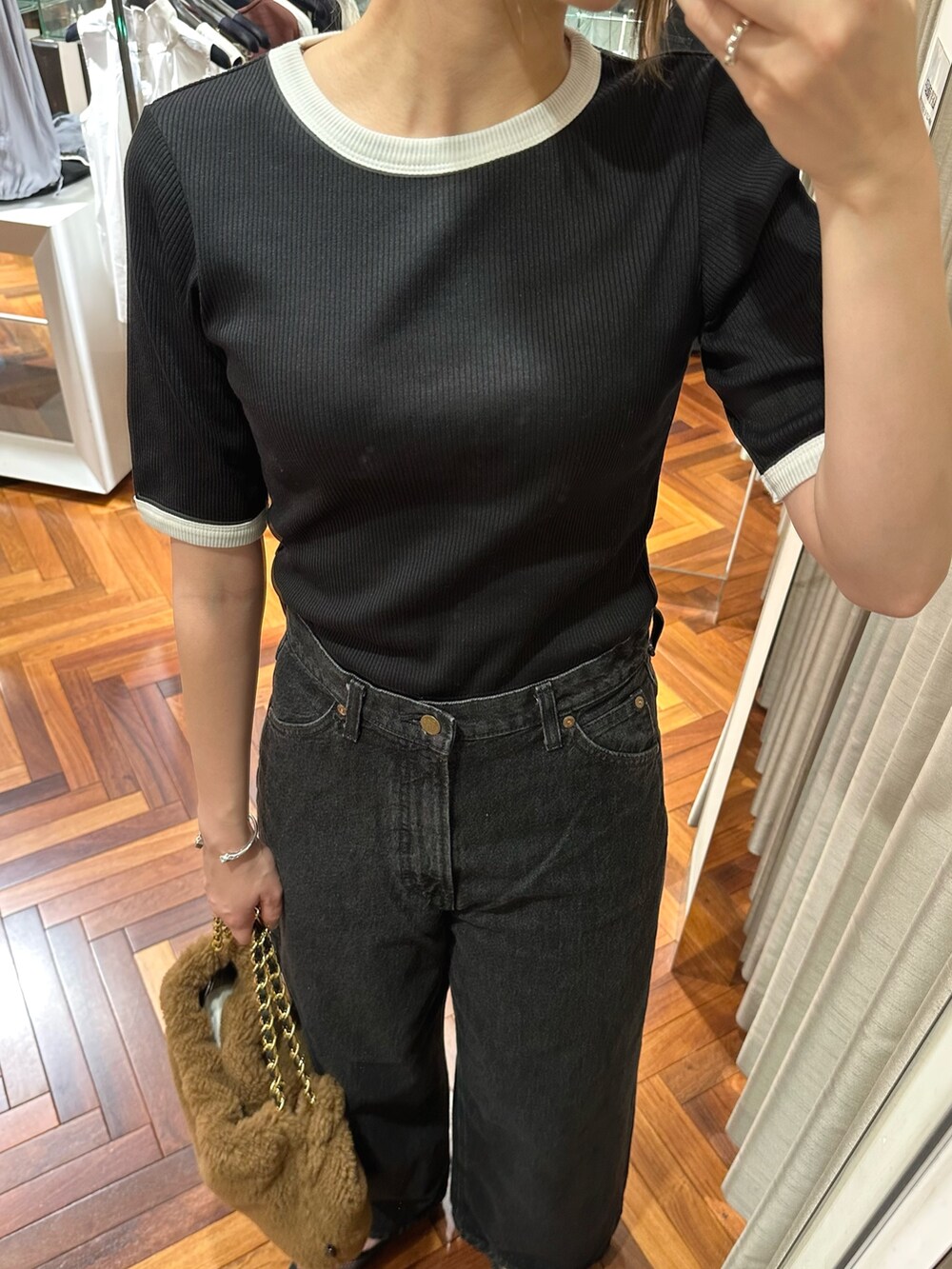 ブラック系のTシャツ/カットソー、ブラック系のデニムパンツ、ブラウン系のショルダーバッグを着用したレディースの夏コーディネートの4枚目の写真