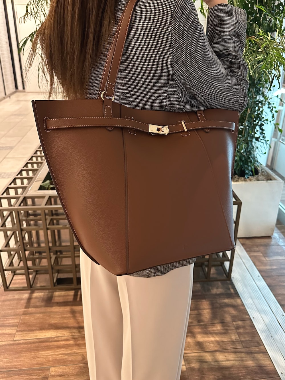 ホワイト系のその他アウター、ベージュ系のTシャツ/カットソー、ベージュ系のその他パンツを着用したレディースの春コーディネートの4枚目の写真