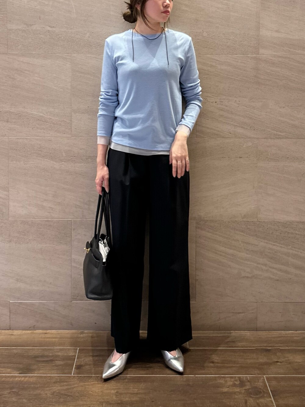 ブルー系のその他パンツ、シルバー系のパンプス、ブルー系のTシャツ/カットソーを着用したレディースの秋コーディネートの4枚目の写真