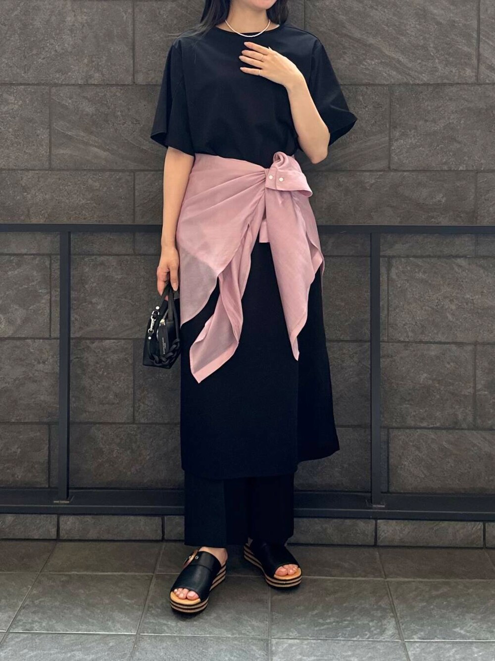 ブラック系のその他パンツ、ピンク系のシャツ/ブラウス、ブラック系のワンピースを着用したレディースの夏コーディネートの2枚目の写真