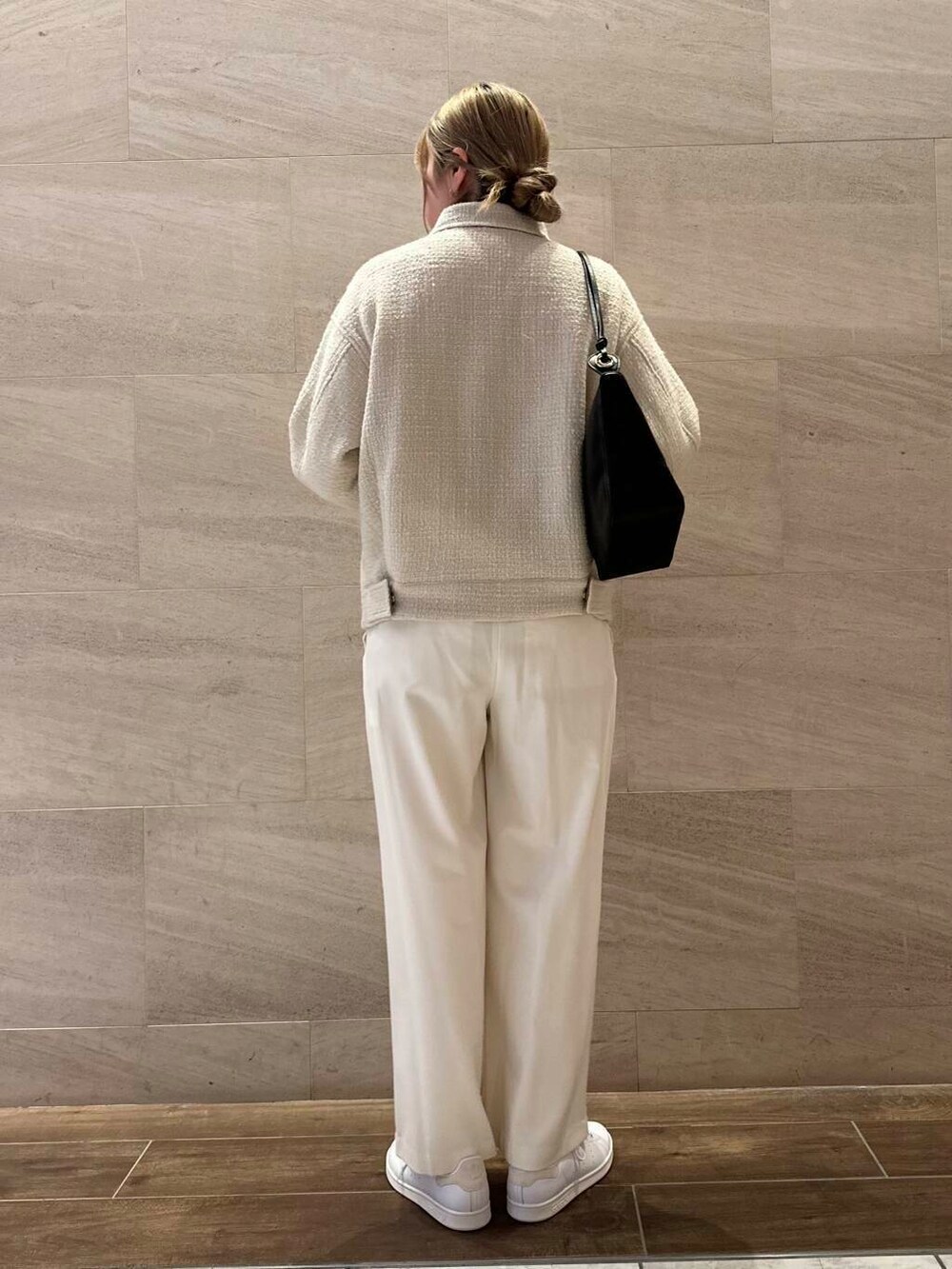 ホワイト系のスニーカー、ホワイト系のブルゾン、ブラック系のショルダーバッグを着用したレディースの冬コーディネートの5枚目の写真