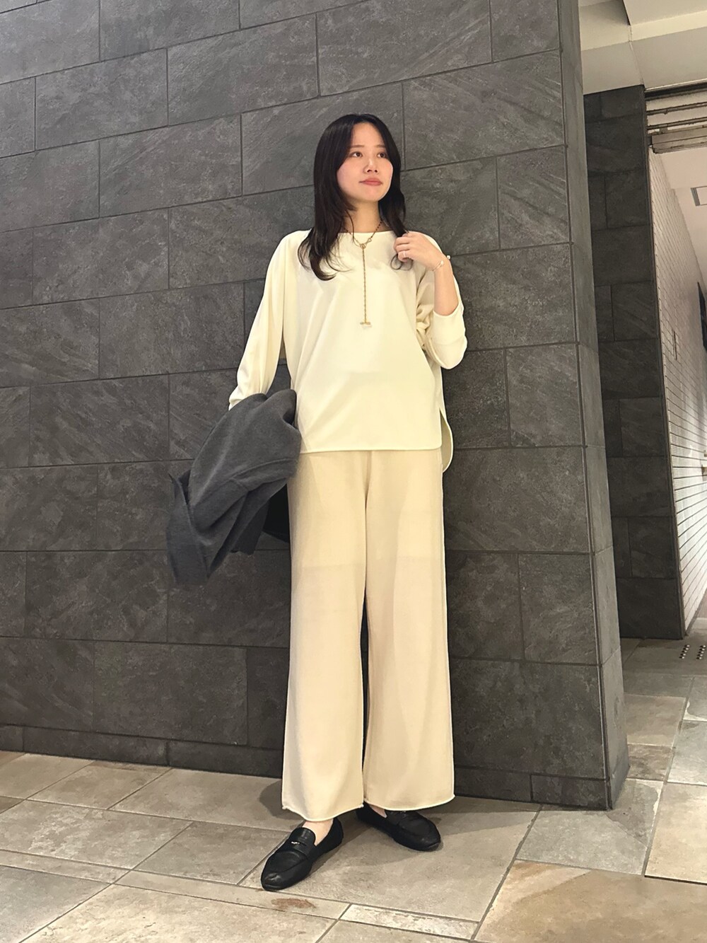 グレー系のピーコート、ホワイト系のシャツ/ブラウス、ホワイト系のその他パンツを着用したレディースの秋コーディネートの4枚目の写真