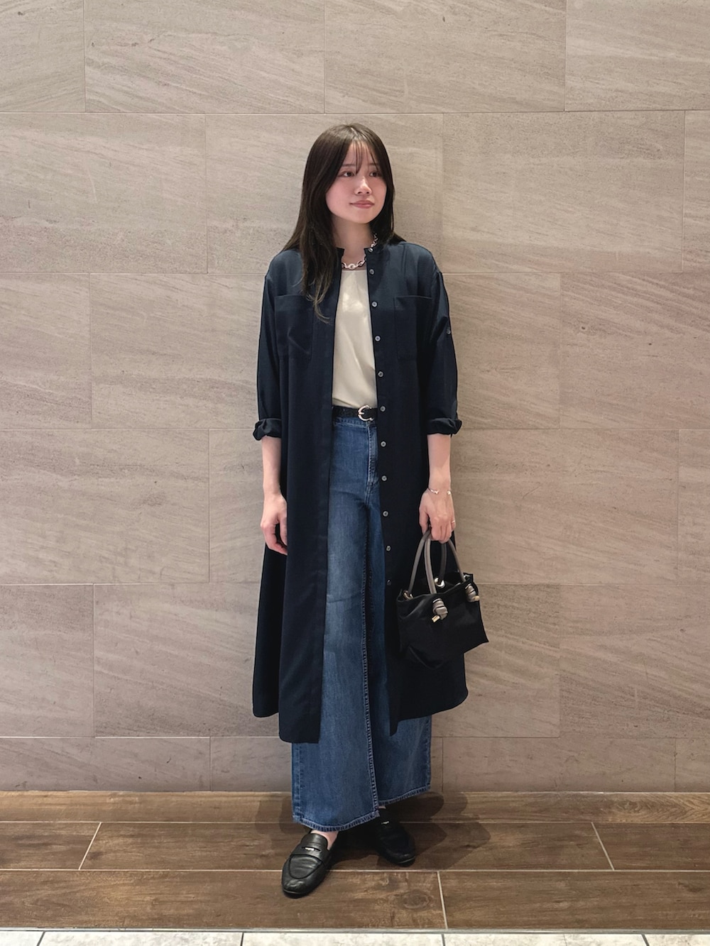 ブルー系のワンピース、ベージュ系のキャミソール、ブルー系のデニムパンツを着用したレディースの春コーディネートの4枚目の写真