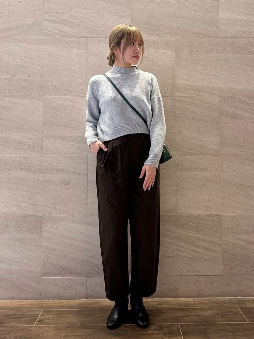 ブラック系のブーツ、グリーン系のショルダーバッグ、グレー系のニット/セーターを着用したレディースの秋コーディネートの2枚目の写真