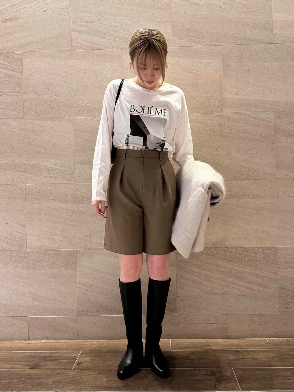 ブラック系のトートバッグ、ブラック系のブーツ、ブラウン系のその他パンツを着用したレディースの秋コーディネートの6枚目の写真