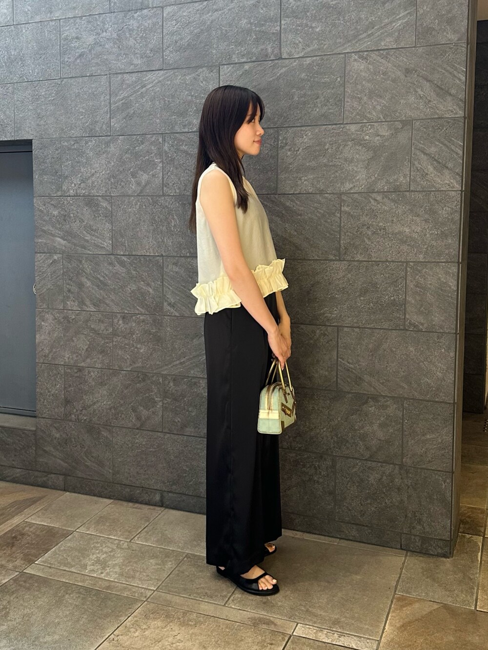 ホワイト系のその他パンツを着用したレディースの夏コーディネートの3枚目の写真