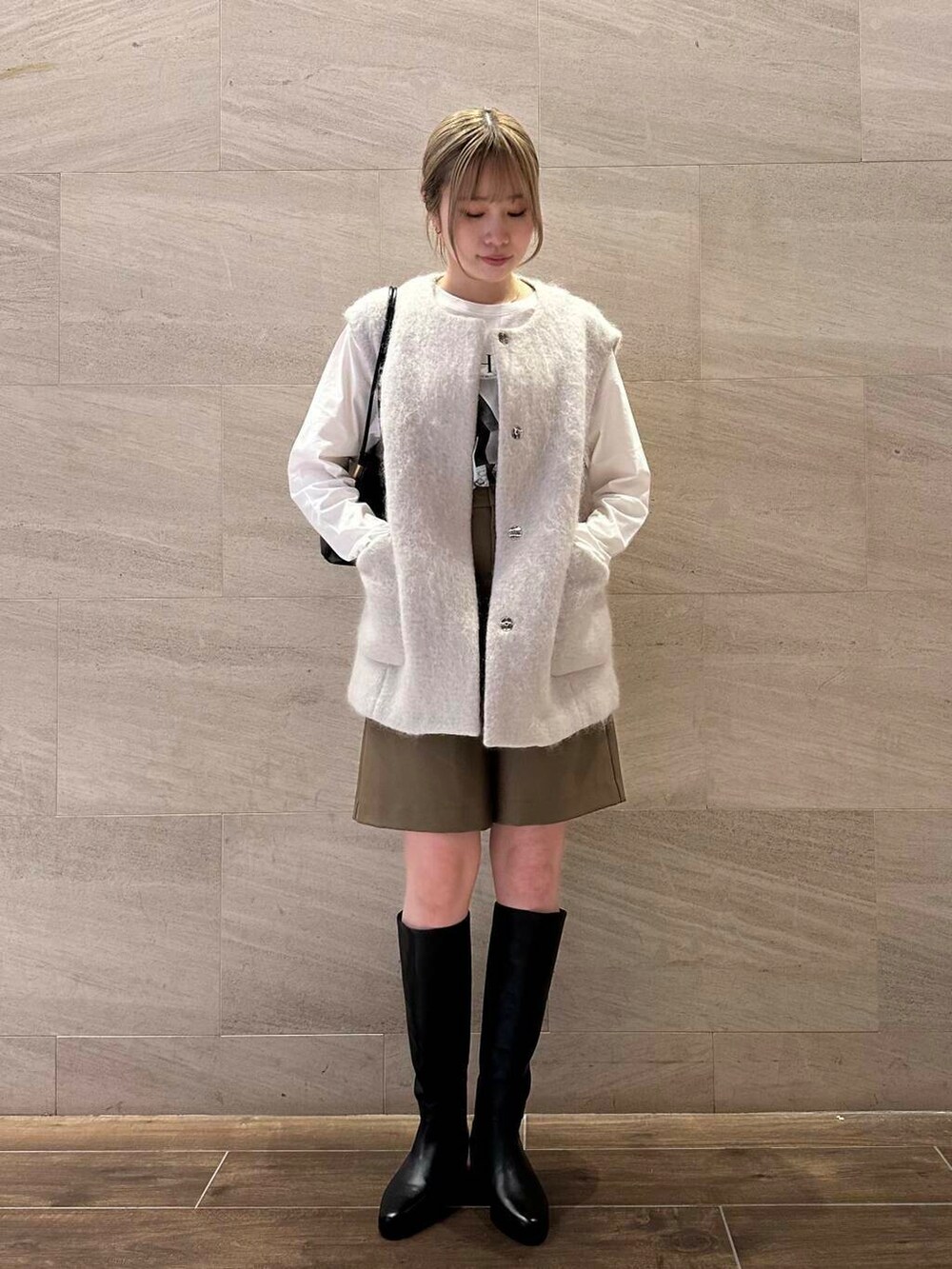 ブラック系のトートバッグ、ブラック系のブーツ、ブラウン系のその他パンツを着用したレディースの秋コーディネートの2枚目の写真