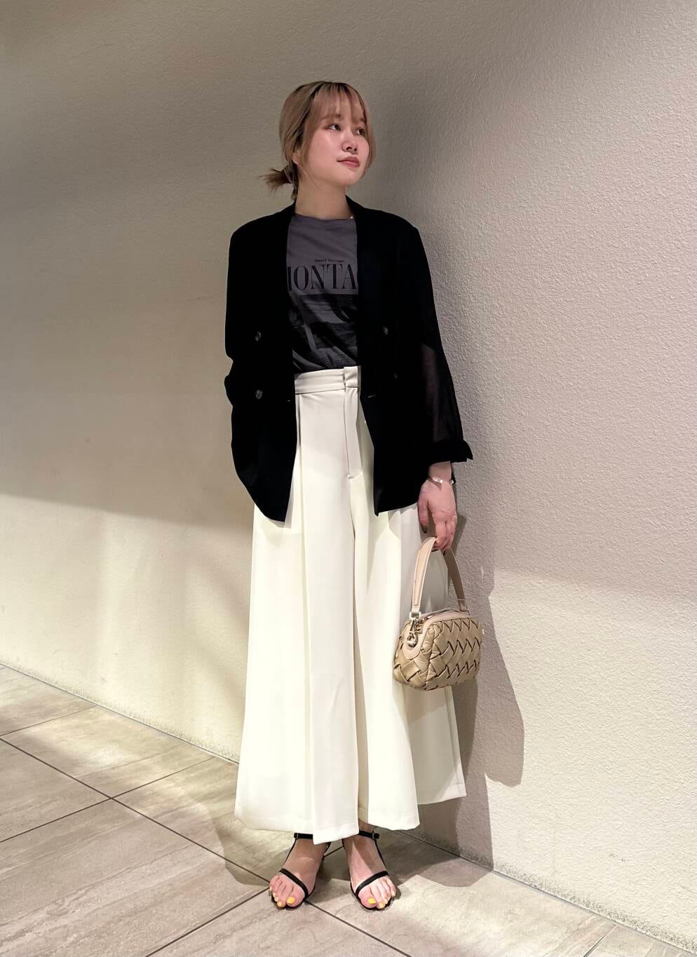 ベージュ系のショルダーバッグ、ホワイト系のその他パンツ、グレー系のTシャツ/カットソーを着用したレディースの夏コーディネートの4枚目の写真