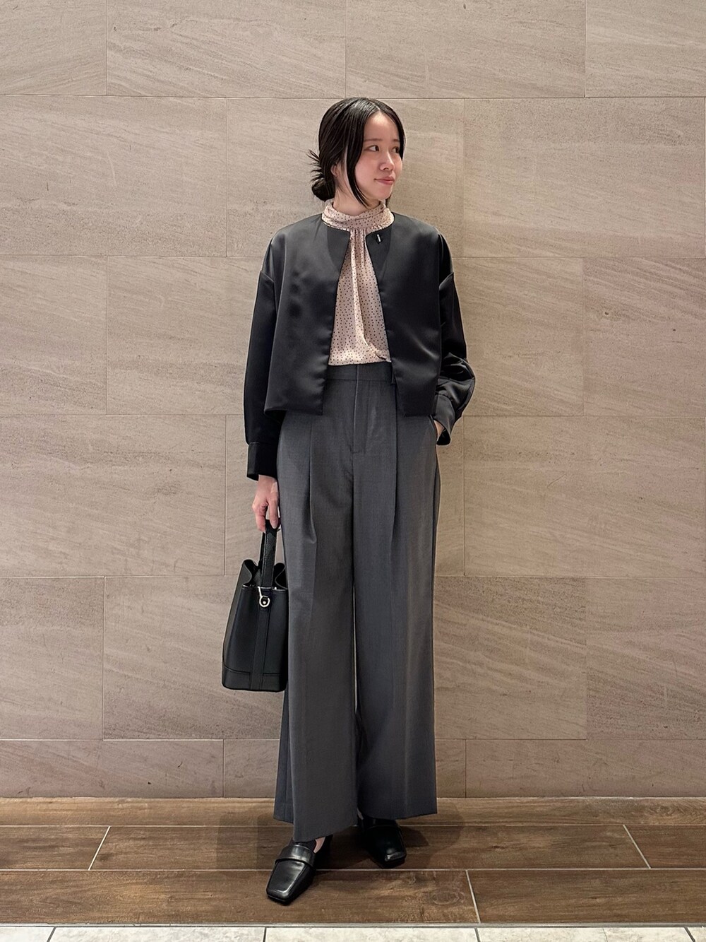 グレー系のその他パンツ、ブラック系のブルゾン、ブラック系のハンドバッグを着用したレディースの秋コーディネートの2枚目の写真