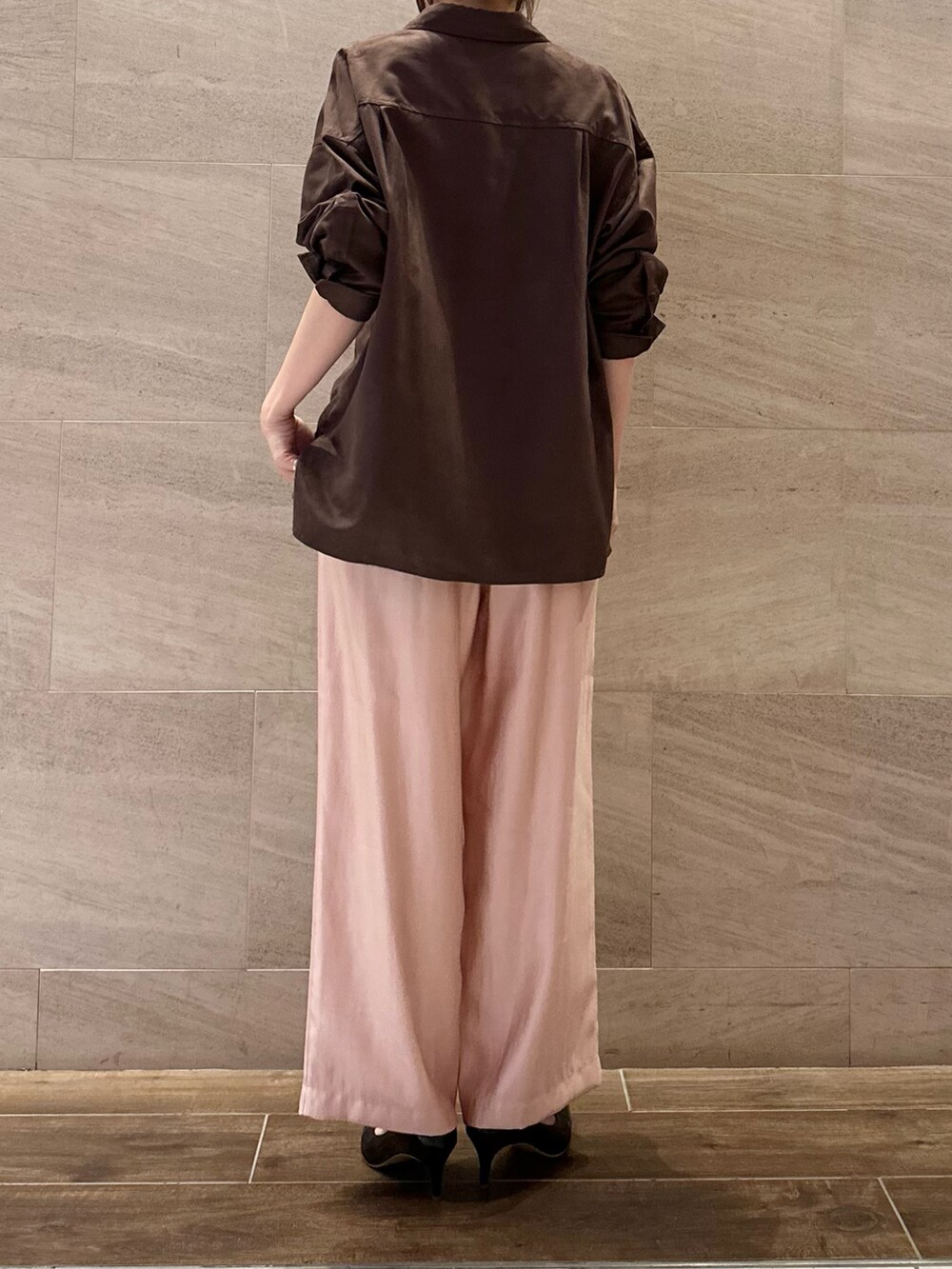 ブラウン系のシャツ/ブラウス、ピンク系のその他パンツ、ブラック系のパンプスを着用したレディースの夏コーディネートの6枚目の写真