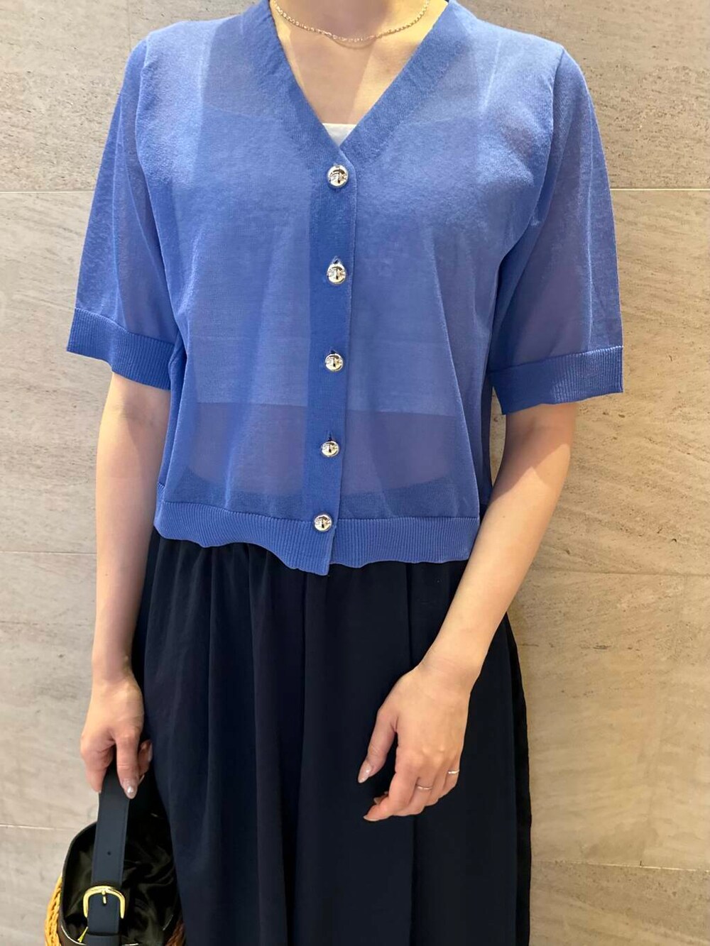 イエロー系のハンドバッグ、ホワイト系のその他パンツ、ブルー系のその他パンツを着用したレディースの夏コーディネートの5枚目の写真