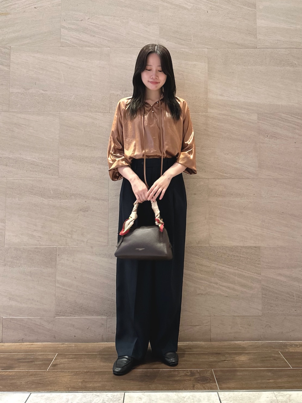 イエロー系のシャツ/ブラウス、ブルー系のその他パンツ、ブラウン系のショルダーバッグを着用したレディースの秋コーディネートの3枚目の写真